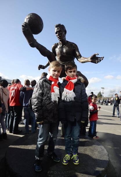 Al momento in cui  stato tolto il velo alla statua di Bergkamp erano presenti 2.000 tifosi all’Emirates. Epa